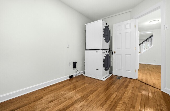 Building Photo - 1504 Gales St NE