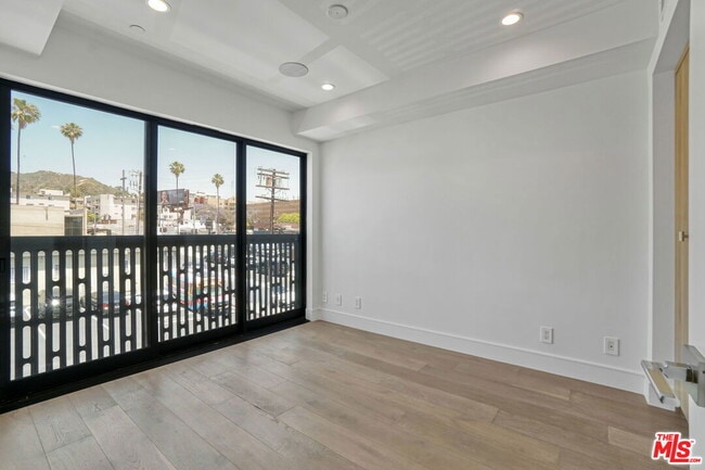 Foto del edificio - 1447 N Martel Ave