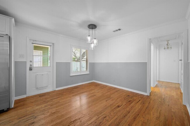 Building Photo - 3103 S Oak Dr