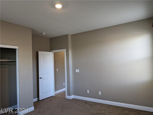 Building Photo - 909 Old Creek Way