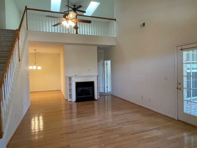 Building Photo - NW Brick Townhome, Granite Counter-Tops, W...