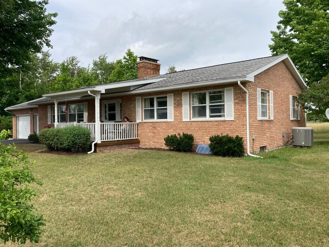 Foto principal - Lovely Furnished Home on Center HWY