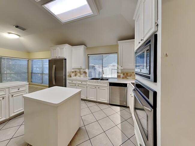 Building Photo - 104 Laguna Pointe Dr