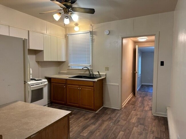 Foto del edificio - 1st Floor 2 Bedroom 1 Bath Apartment For R...
