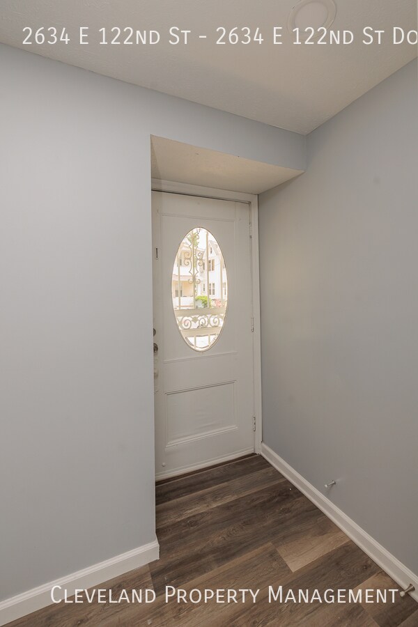 Building Photo - Newly Renovated Cleveland Duplex
