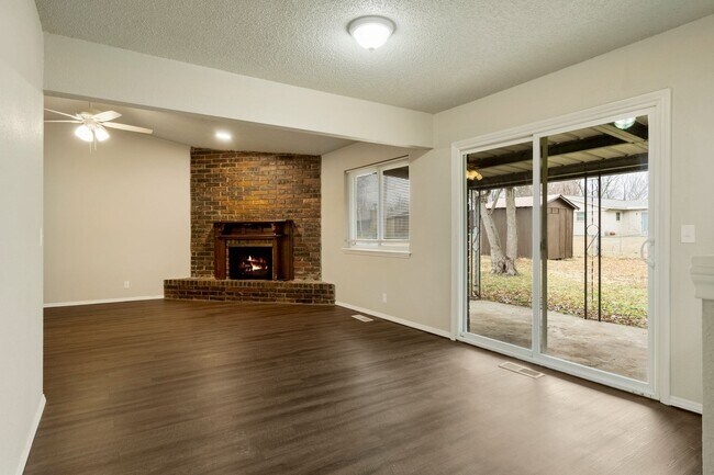 Foto del edificio - Updated 3 Bed 2 bath with 2 car garage!