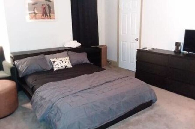 Spacious Master bedroom - 2625 N Calvert St