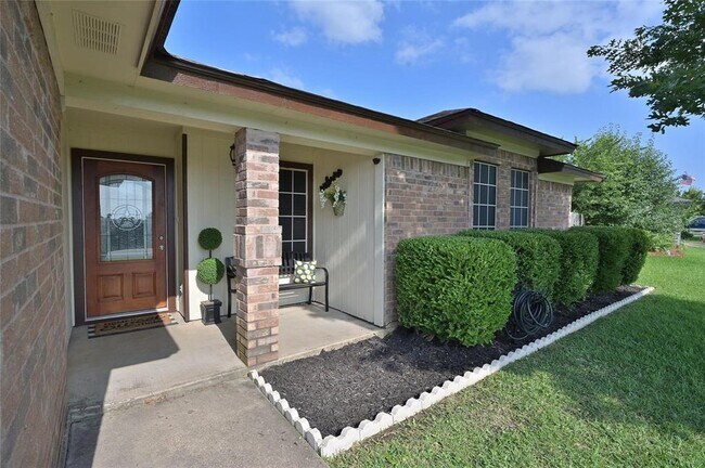 Building Photo - 7636 Maple Hill Rd