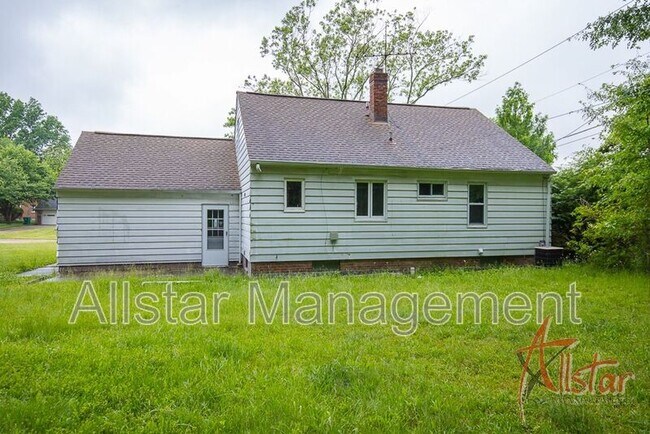 Building Photo - 1883 Skyline Dr