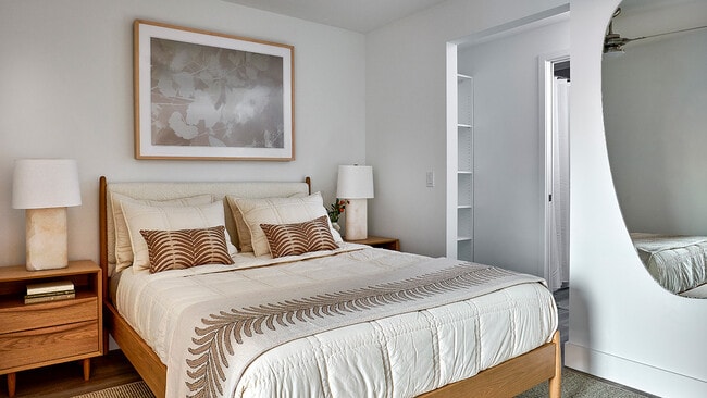Dormitorio de apartamento con suelo estilo madera - Griffis West Palm
