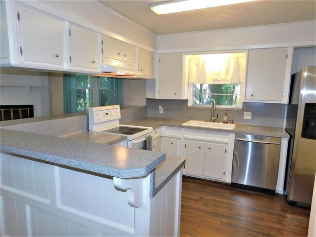 Building Photo - 2013 Oaklawn Dr
