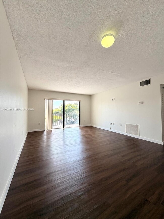 Building Photo - 10431 N Kendall Dr