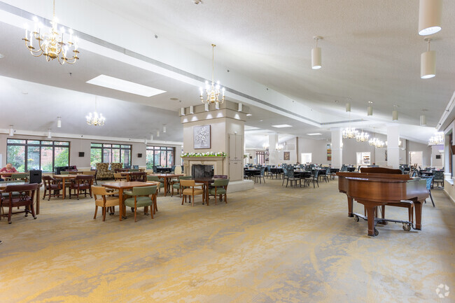 Dining Hall - Independence Village of East Lansing