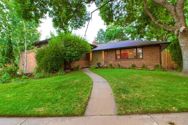 Building Photo - 2606 S Leyden St