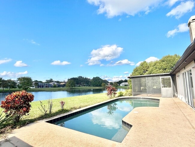 Building Photo - Waterfront Pool Home in Waterford Lakes