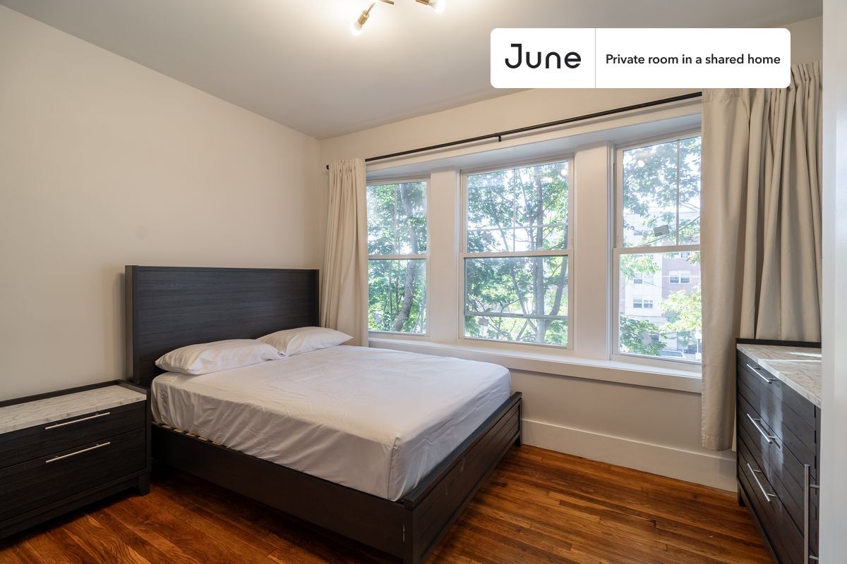 Foto principal - Room in Shared 5 bed/2 bath home