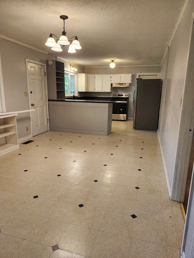 Building Photo - Spacious 3 Bedroom 2 bath townhome off 58 ...