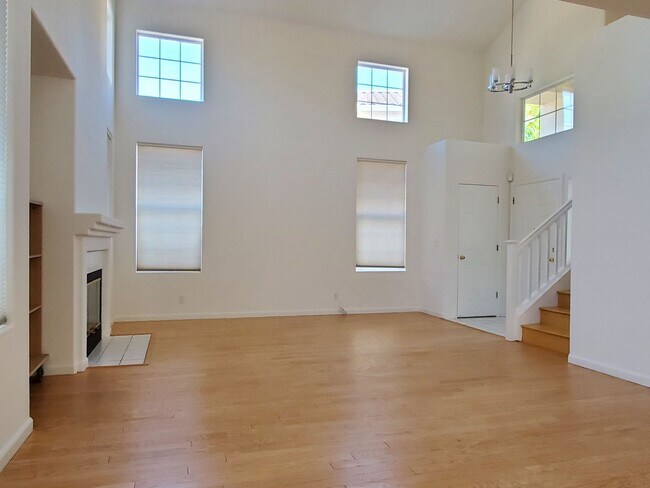 Foto del edificio - Spacious 2-story, Gorgeous Inside, Seclude...