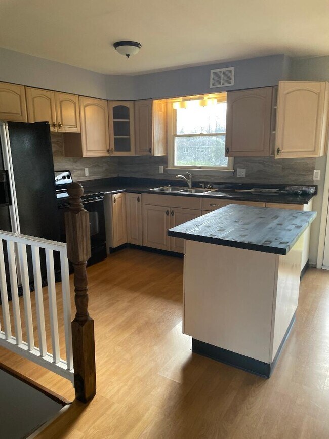 Foto del edificio - 4 Taddeo Rd