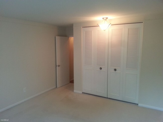 Building Photo - 480 N Fox Hills Dr