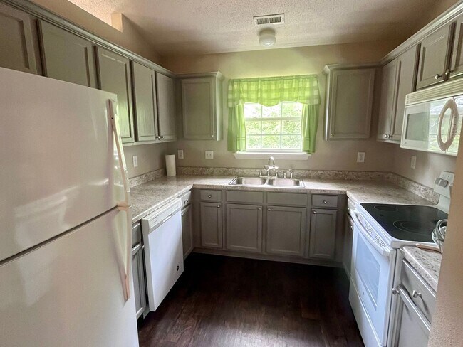 Building Photo - Come make this your home today!