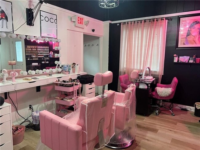 Building Photo - 692 East Ave