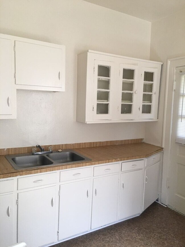 Foto del edificio - 2339 Schaul St