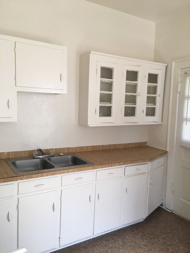 Building Photo - SCHAUL STREET 2339 APT A-C