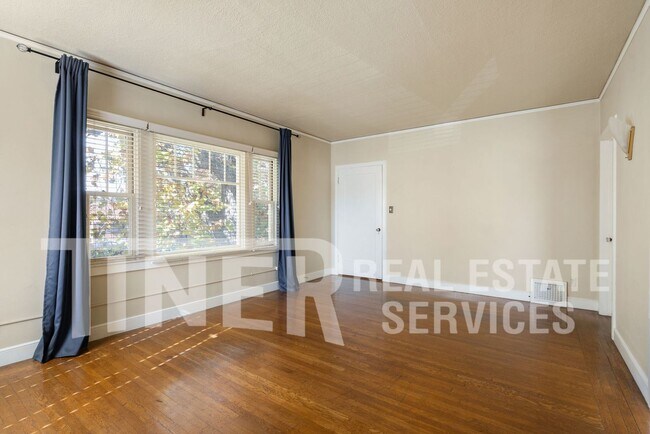 Building Photo - East Sacramento Charmer on Corner Lot - Ti...