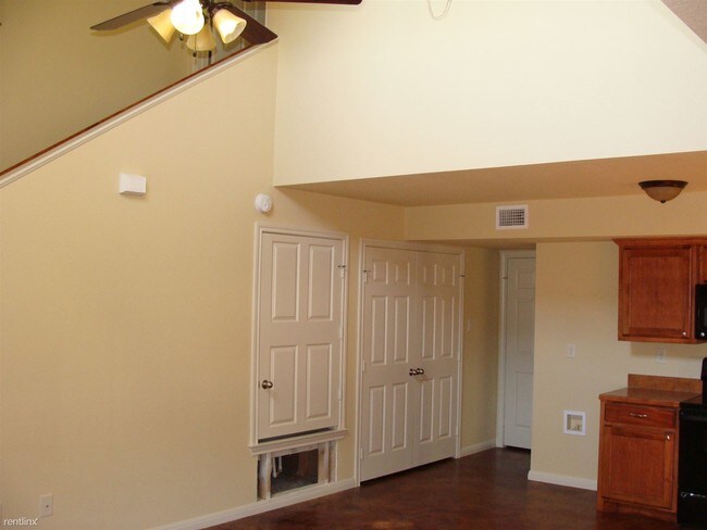 Building Photo - 131 Meadow Park Cir