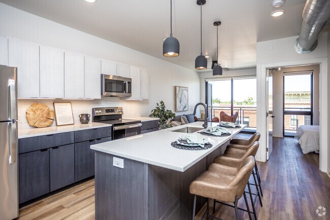 1HAB, 1BA - Standard/780 ft² - Broad + Main on 6th & 7th