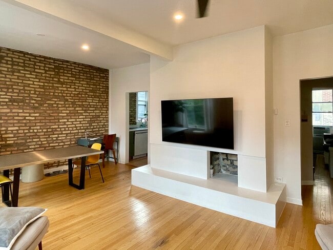 Foto del edificio - 3166 N Pine Grove Ave