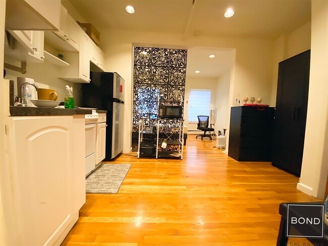 Building Photo - 138 W 46th St