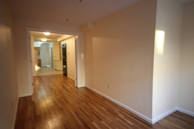 Building Photo - 716 Grand St