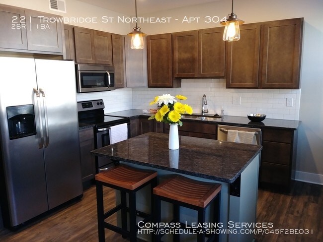 Foto del edificio - 221 Trowbridge St NE