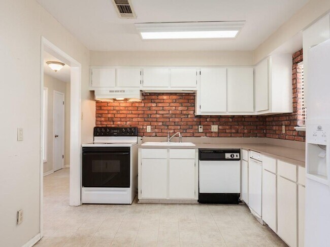 Building Photo - 16700 Cormorant Rd