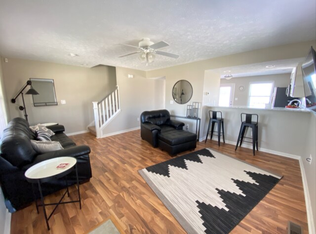 Sala de estar del piso principal - 2551 S Addisyn Ln