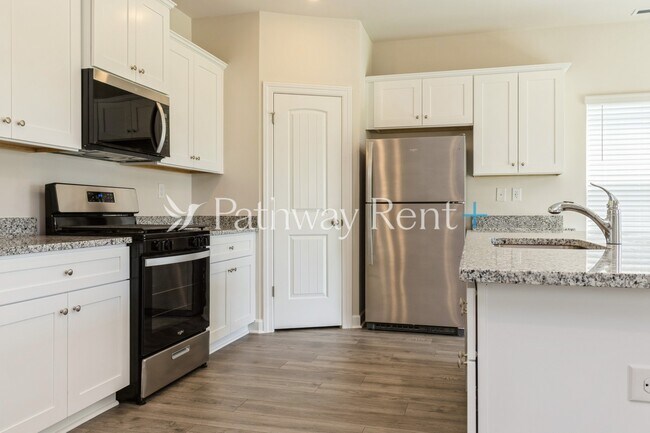Building Photo - 3420 Quintana Dr