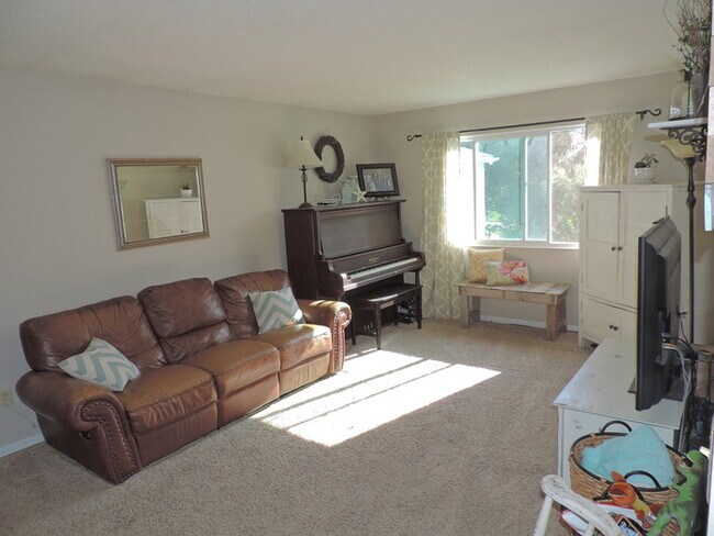 Building Photo - $1,400 | 3 Bedroom, 1 Bathroom Single Fami...