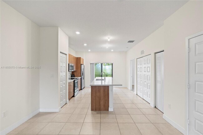 Foto del edificio - 7831 NW 104th Ave