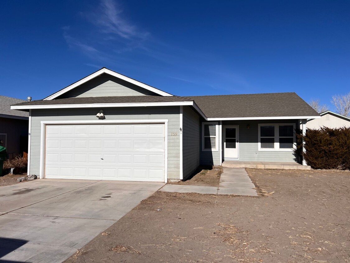 Foto principal - 3 bedroom 2 bath Fernley home in Donner Tr...