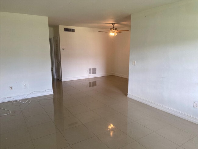 Foto del edificio - 51 NE 204th St