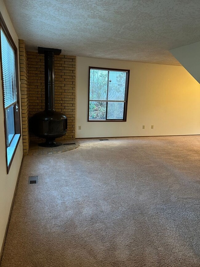 Building Photo - (379) Glenridge Dr. - 2 Bedroom / 1.5 Bathroom - Townhome Duplex