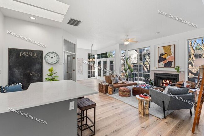 Foto del edificio - Elegant One-Level Lake Oswego Home with Vaulted Great Room & Garden Patio