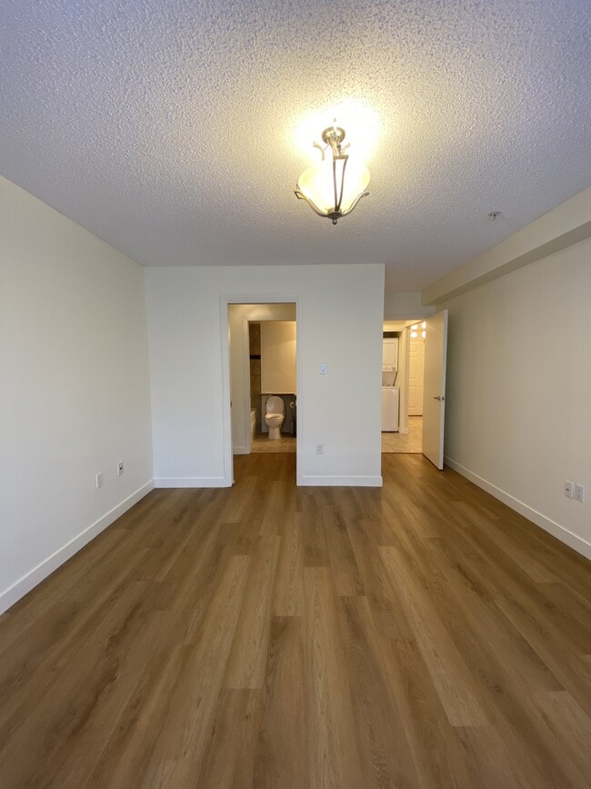 Building Photo - 790-790 Kingsmere Crescent SW