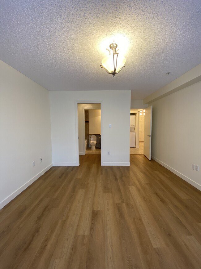 Photo du bâtiment - 790-790 Kingsmere Crescent SW