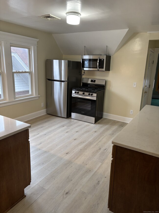 Building Photo - 585 Beechwood Ave
