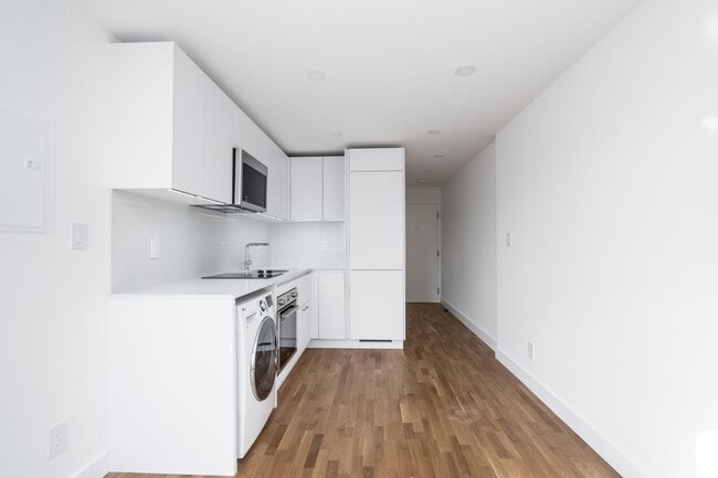 Building Photo - 798 Richmond Street West