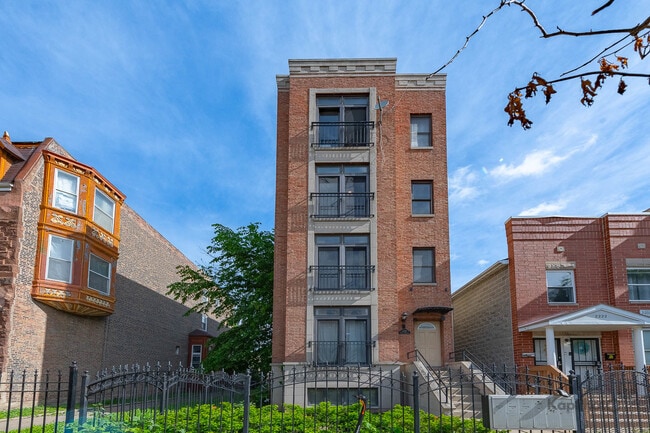 Building Photo - 2226 W Monroe St