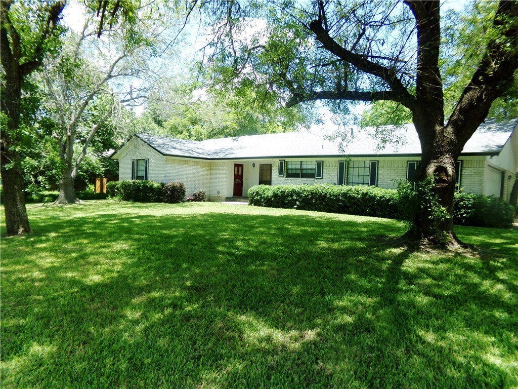 Primary Photo - 100 Pecan Dr